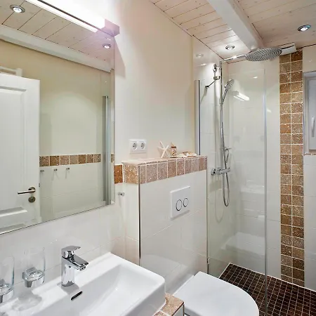 Holiday home Luxuswellnesshaus Lotsenhus Bliesdorf